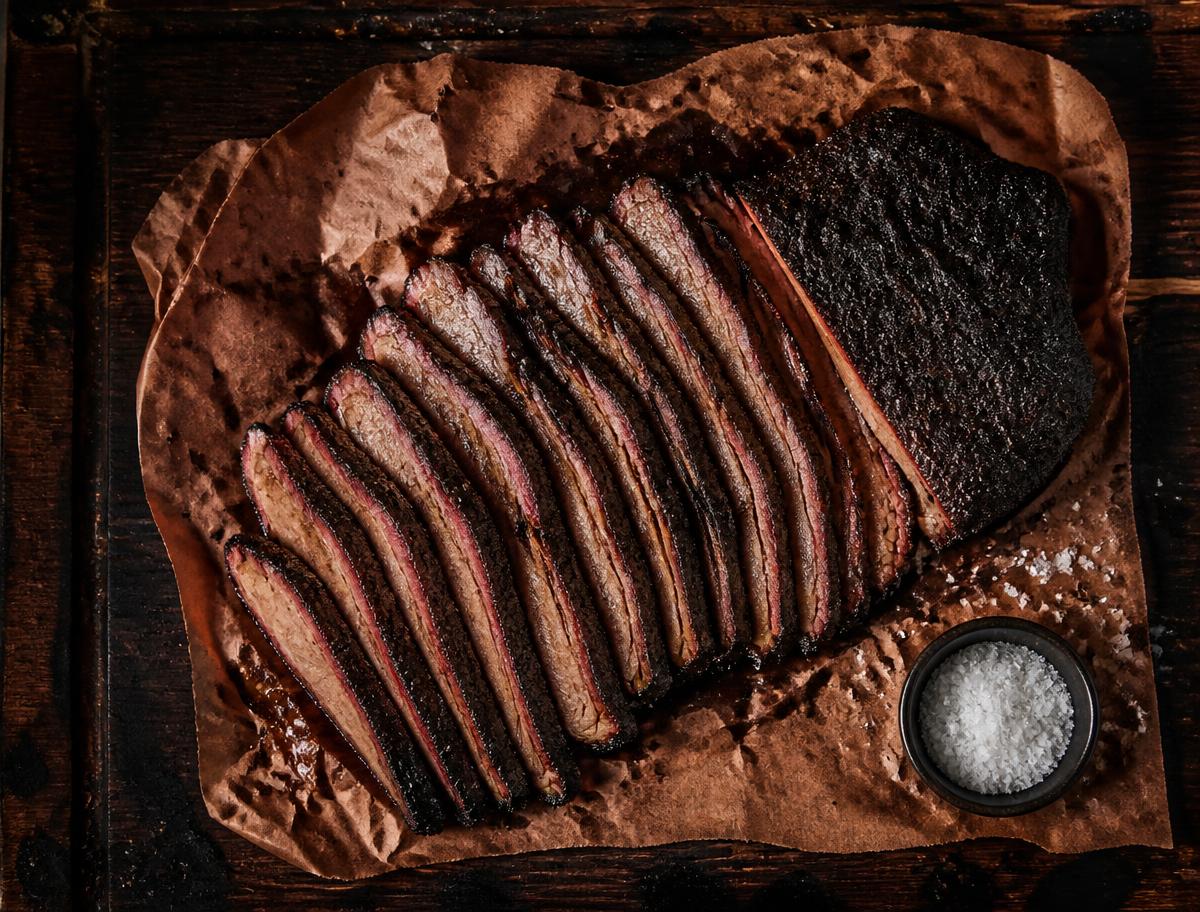 Gloeiend vlees in de smoker als achtergrond