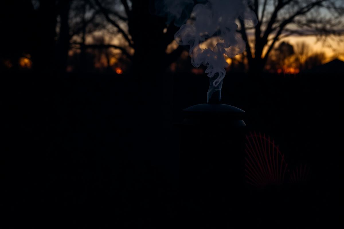 Offset smoker met rook in de tuin bij schemer